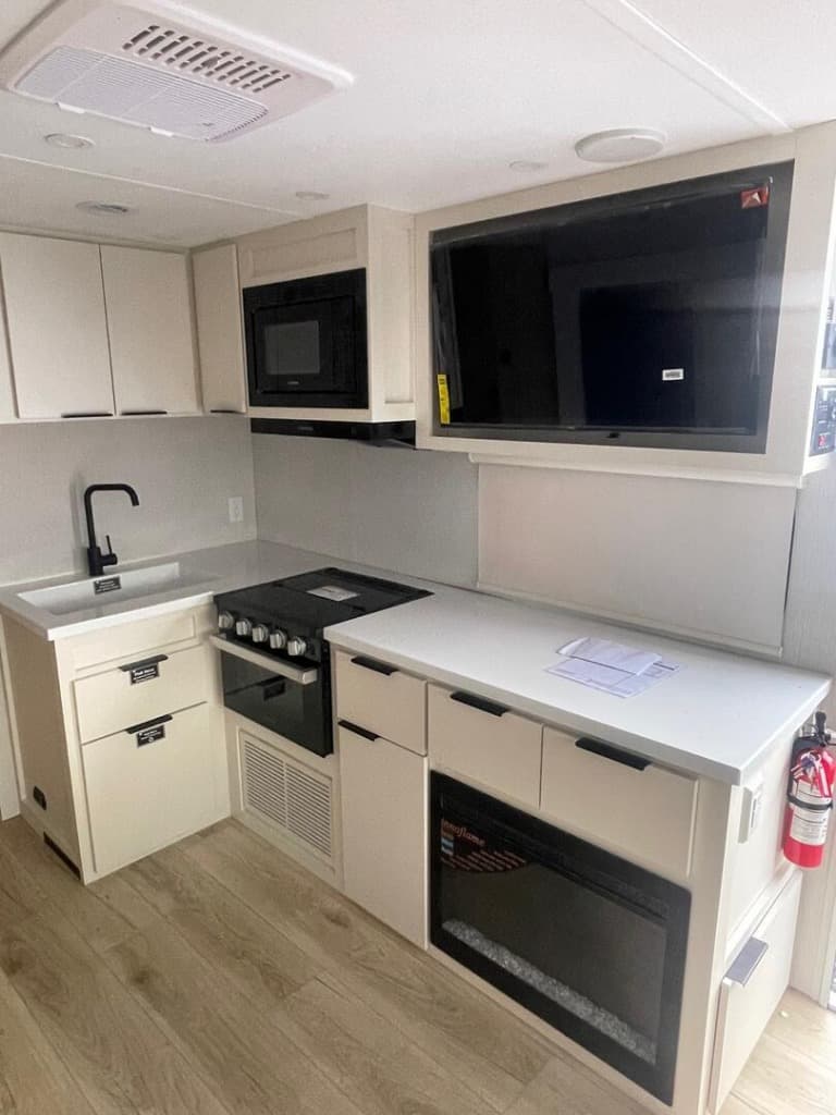 2026 Winnebago 2026 Winnebago Thrive - thumbnail 10