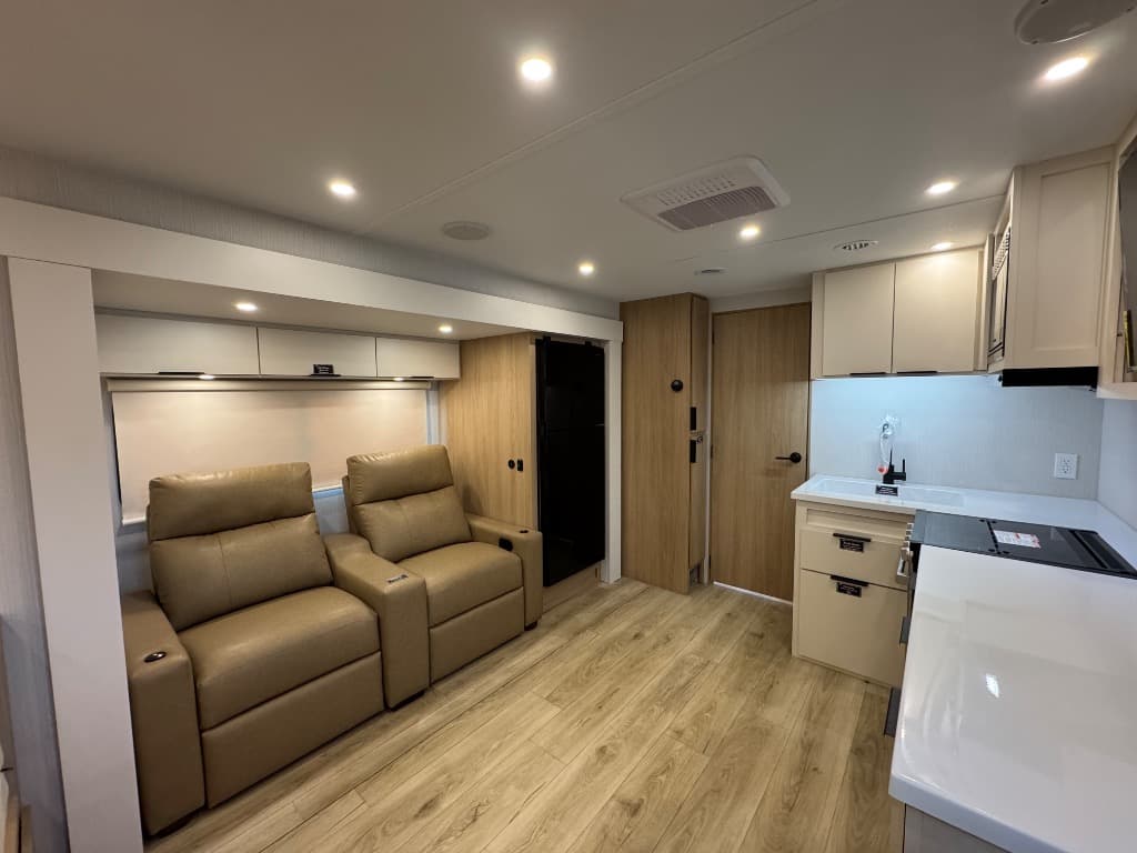 2026 Winnebago 2026 Winnebago Thrive - thumbnail 6