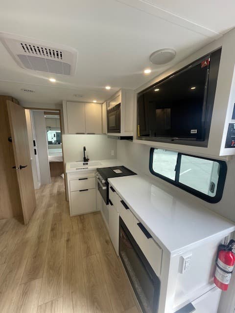 2026 Winnebago 2026 Winnebago Thrive - thumbnail 6