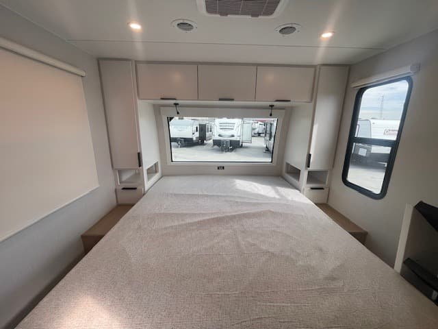 2026 Winnebago 2026 Winnebago Thrive - thumbnail 9