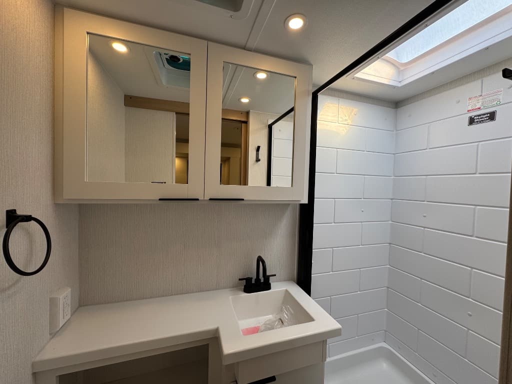 2026 Winnebago 2026 Winnebago Thrive - thumbnail 15