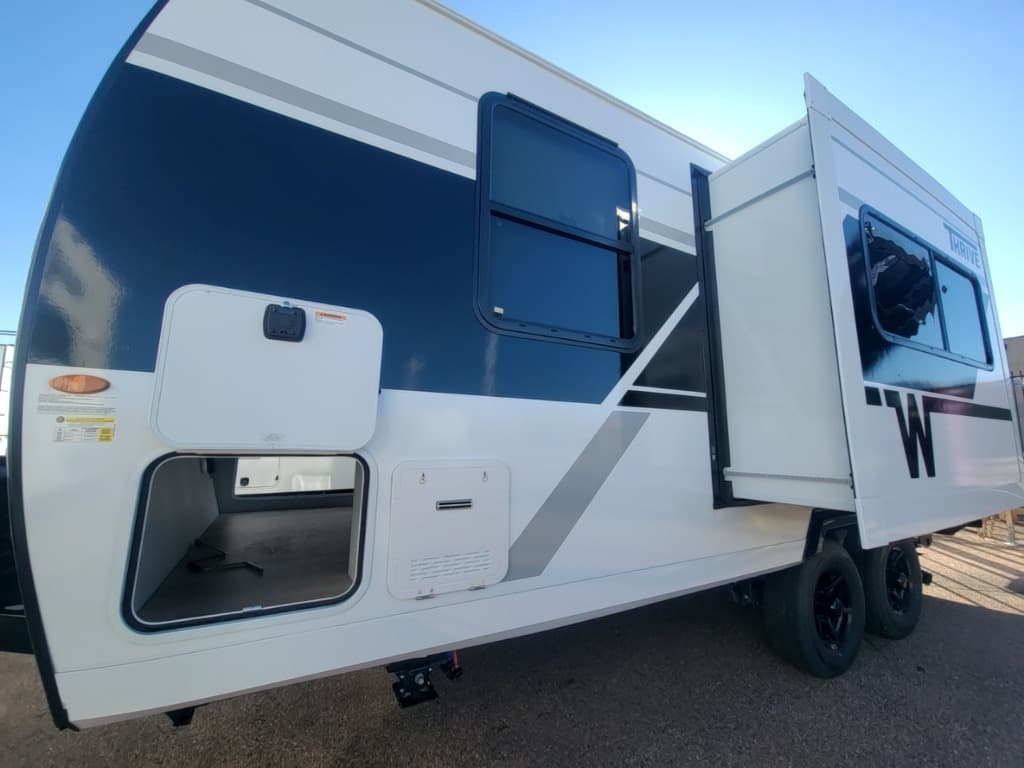 2026 Winnebago 2026 Winnebago Thrive - thumbnail 5