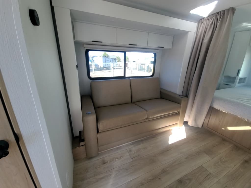 2026 Winnebago 2026 Winnebago Thrive - thumbnail 17