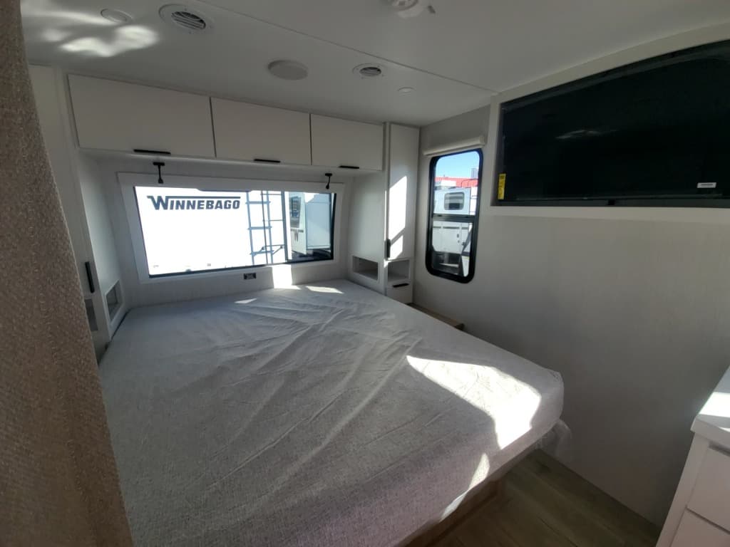 2026 Winnebago 2026 Winnebago Thrive - thumbnail 18