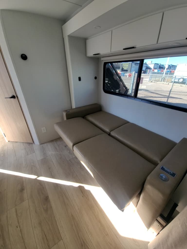 2026 Winnebago 2026 Winnebago Thrive - thumbnail 22
