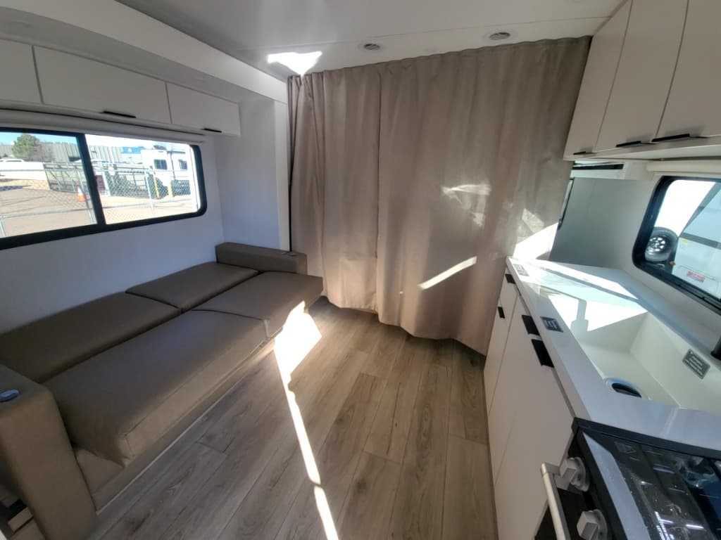 2026 Winnebago 2026 Winnebago Thrive - thumbnail 23