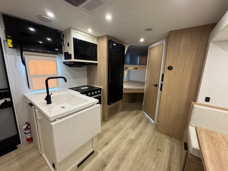 2026 Winnebago 2026 Winnebago Thrive - thumbnail 10