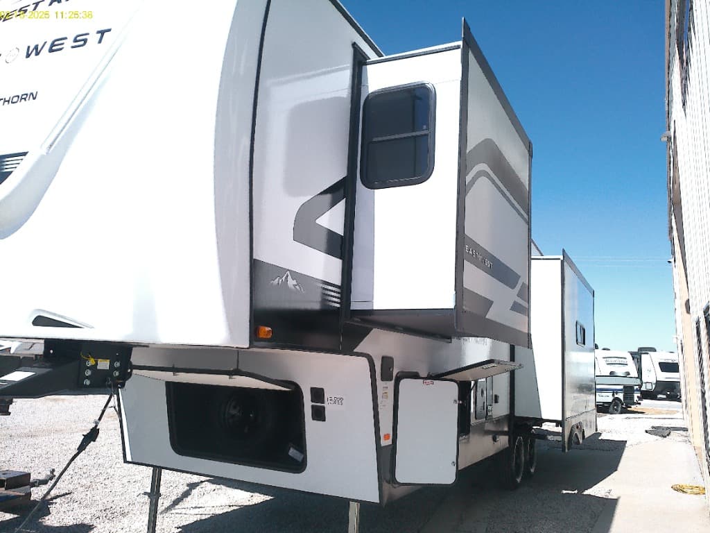 2026 EAST TO WEST 2026 EAST TO WEST Blackthorn - thumbnail 4