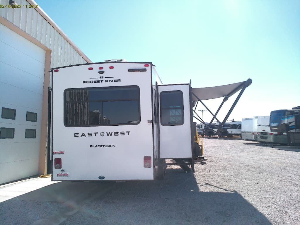 2026 EAST TO WEST 2026 EAST TO WEST Blackthorn - thumbnail 5