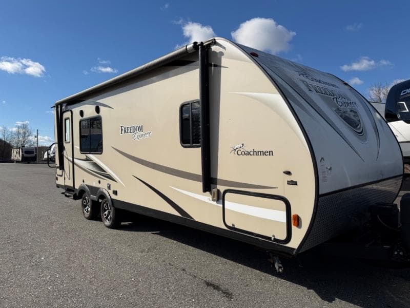 2017 Coachmen Freedom Express Ultra Lite 246RKS