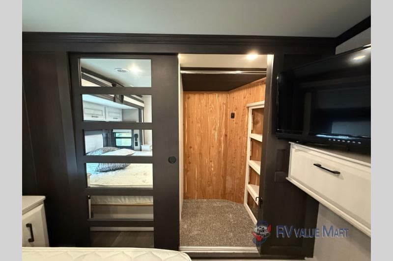 2022 DRV 2022 DRV Mobile Suites - thumbnail 29