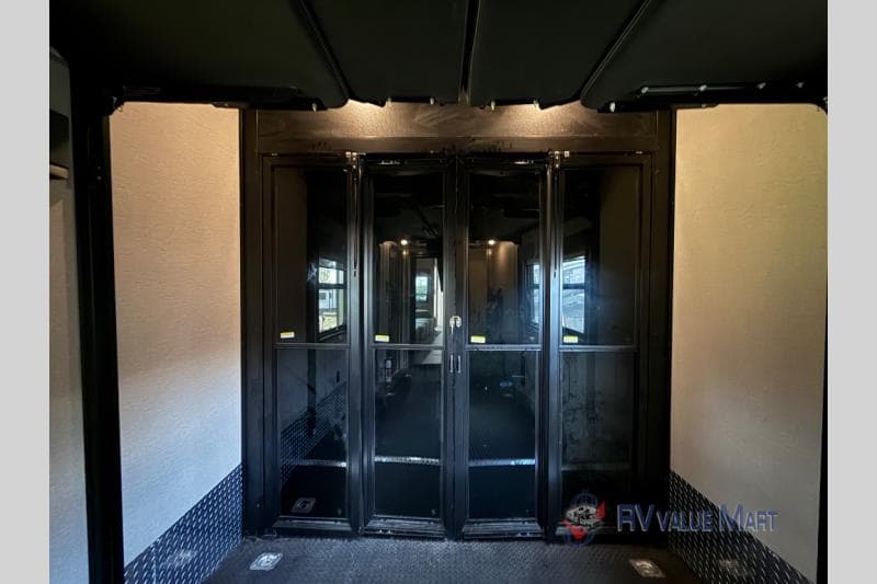 2022 DRV 2022 DRV Mobile Suites - thumbnail 32