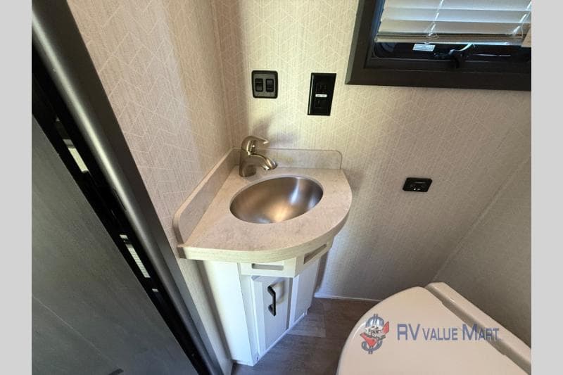 2022 DRV 2022 DRV Mobile Suites - thumbnail 37