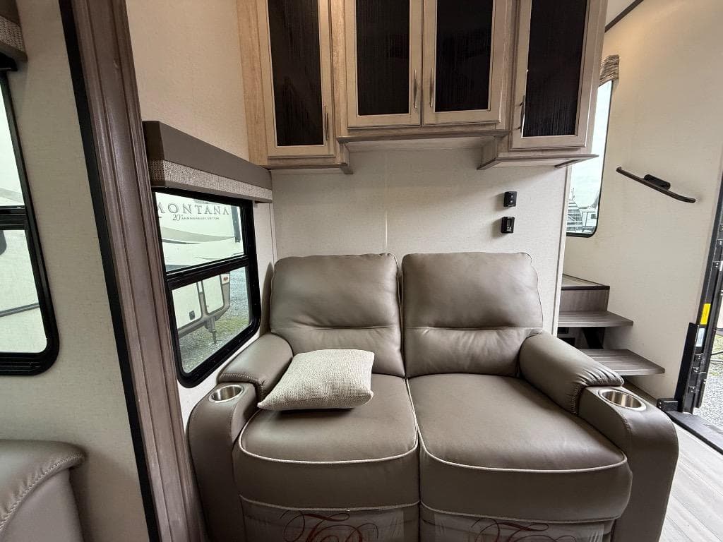 2024 Forest River 2024 Forest River Sandpiper Luxury - thumbnail 15
