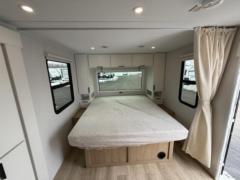 2026 Winnebago 2026 Winnebago Thrive - thumbnail 5