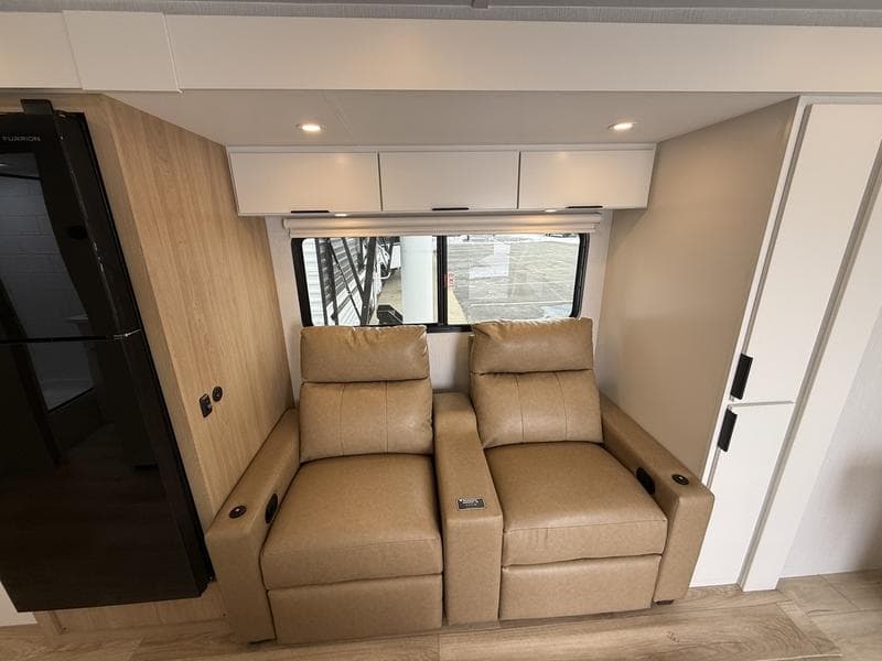 2026 Winnebago 2026 Winnebago Thrive - thumbnail 6