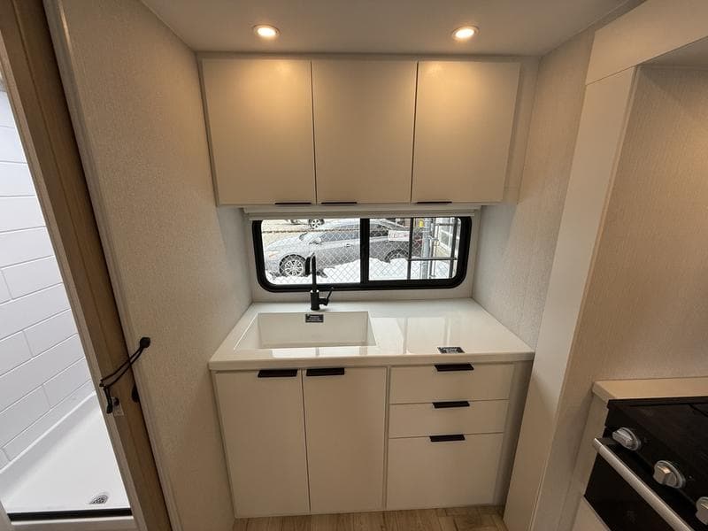 2026 Winnebago 2026 Winnebago Thrive - thumbnail 9