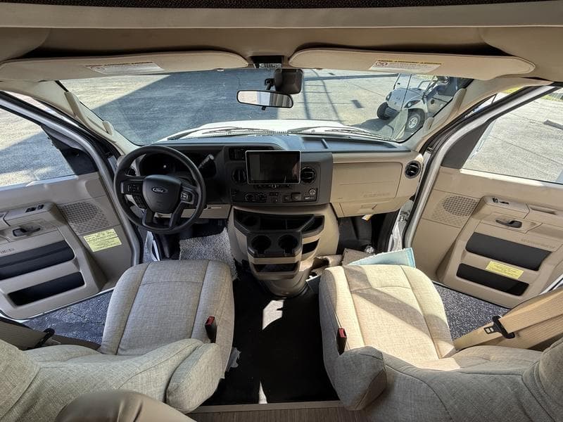 2026 Winnebago 2026 Winnebago Sunflyer - thumbnail 7
