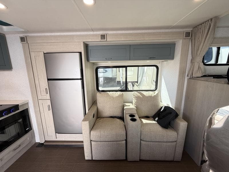 2026 Winnebago 2026 Winnebago Sunflyer - thumbnail 11