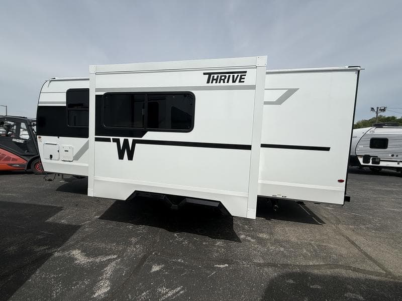 2026 Winnebago 2026 Winnebago Thrive - thumbnail 4