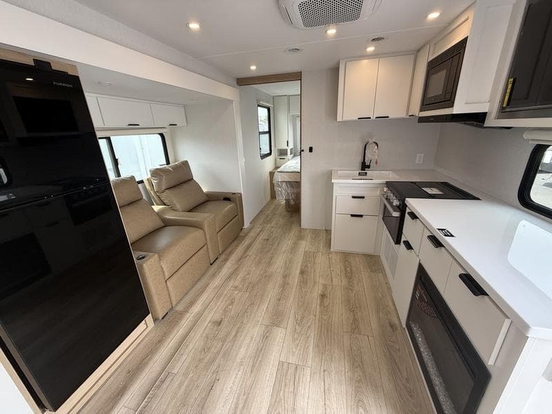 2026 Winnebago 2026 Winnebago Thrive - thumbnail 7