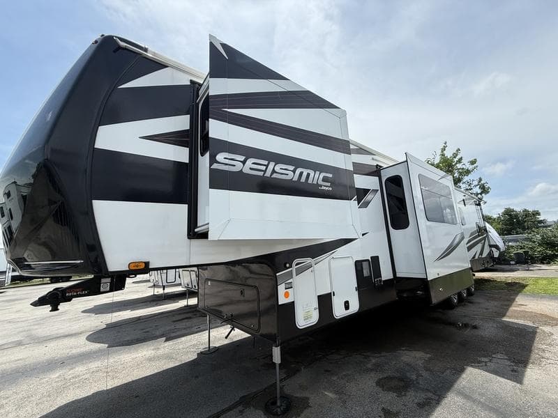 2024 Jayco 2024 Jayco Seismic - thumbnail 4