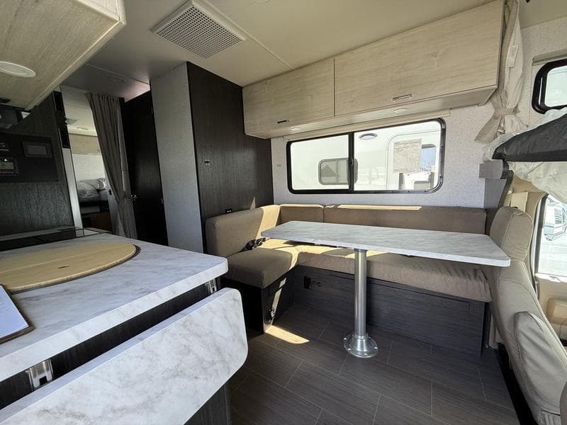 2027 Winnebago 2027 Winnebago Sunflyer - thumbnail 6