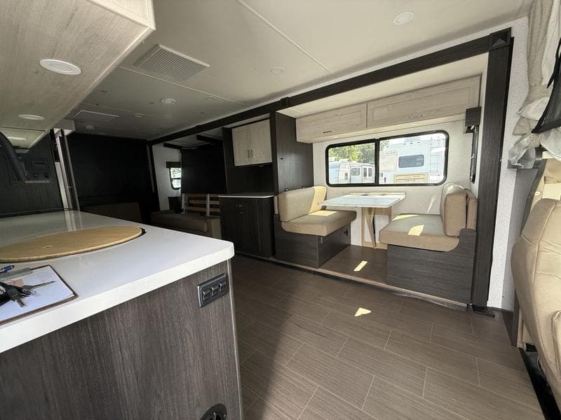 2027 Winnebago 2027 Winnebago Sunflyer - thumbnail 6