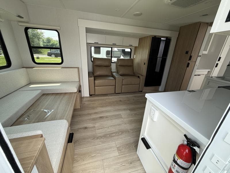 2027 Winnebago 2027 Winnebago Thrive - thumbnail 6