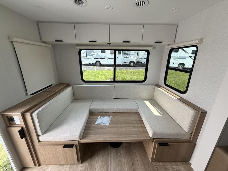 2027 Winnebago 2027 Winnebago Thrive - thumbnail 7