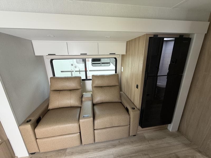 2027 Winnebago 2027 Winnebago Thrive - thumbnail 8