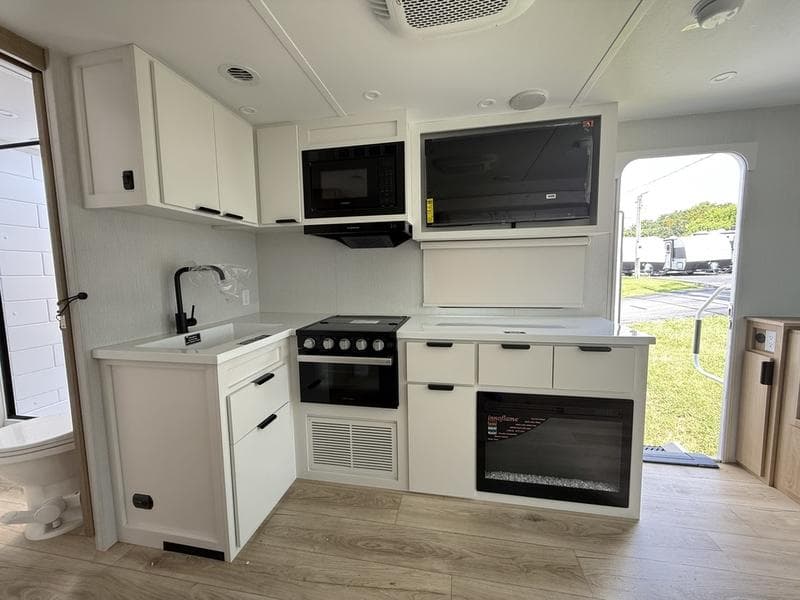 2027 Winnebago 2027 Winnebago Thrive - thumbnail 9