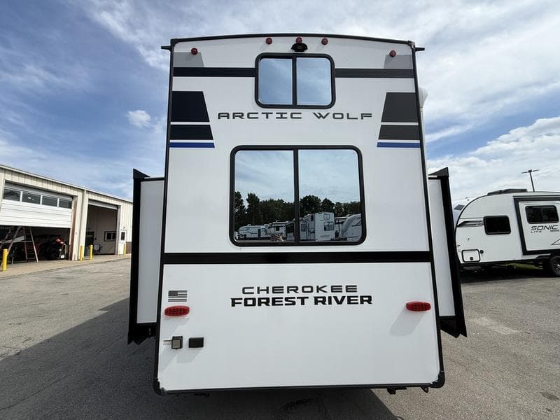 2027 Forest River 2027 Forest River Cherokee Arctic Wolf - thumbnail 4