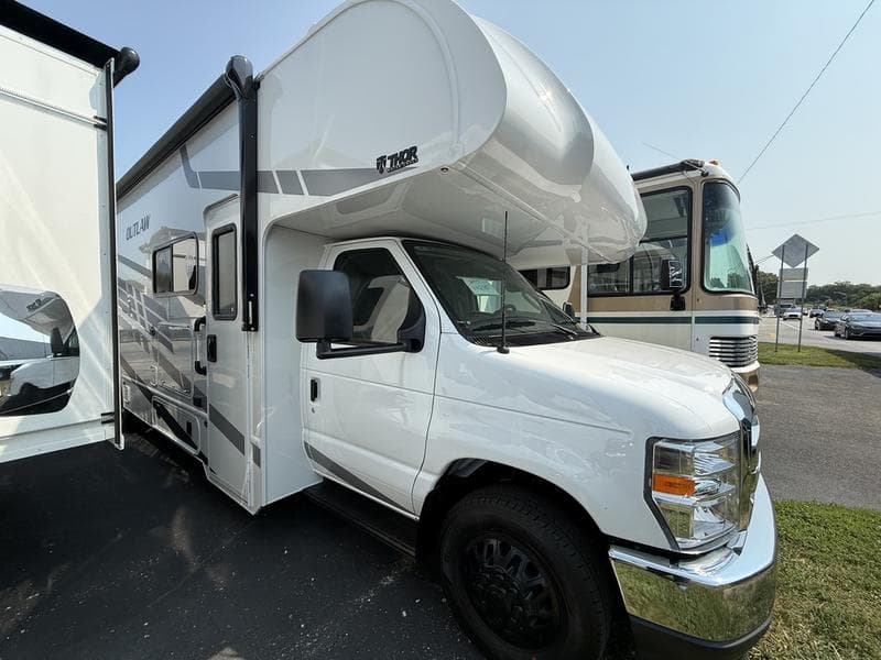 2027 Thor Motor Coach Outlaw 29T