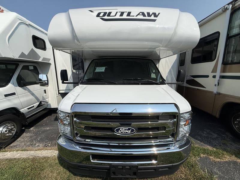 2027 Thor Motor Coach 2027 Thor Motor Coach Outlaw - thumbnail 3