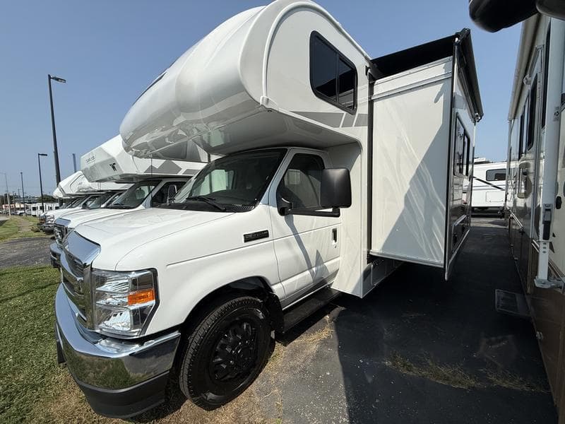 2027 Thor Motor Coach 2027 Thor Motor Coach Outlaw - thumbnail 4