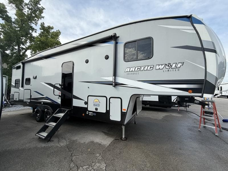 2022 Forest River Cherokee Arctic Wolf 287BH