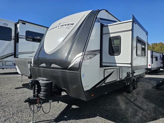 2026 East to West 2026 East to West Alta Toy Hauler - thumbnail 4