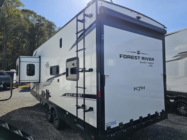 2026 East to West 2026 East to West Alta Toy Hauler - thumbnail 5