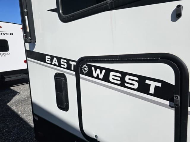 2026 East to West 2026 East to West Alta Toy Hauler - thumbnail 37