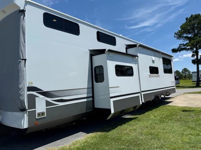 2026 Alliance RV 2026 Alliance RV Benchmark - thumbnail 3