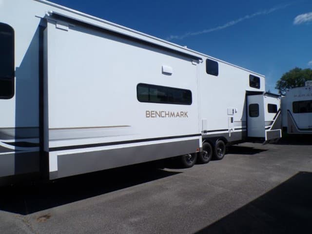 2026 Alliance RV 2026 Alliance RV Benchmark - thumbnail 4