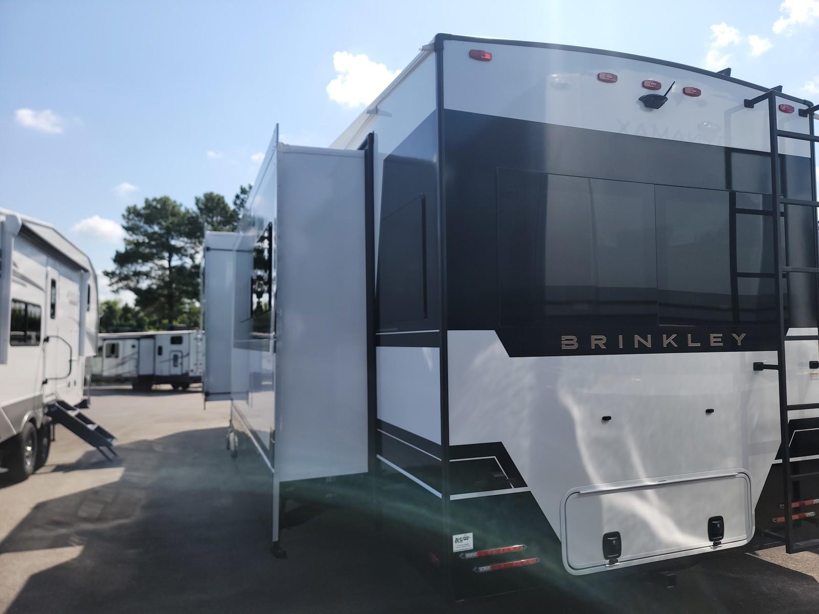 2027 Brinkley 2027 Brinkley Model Z - thumbnail 4
