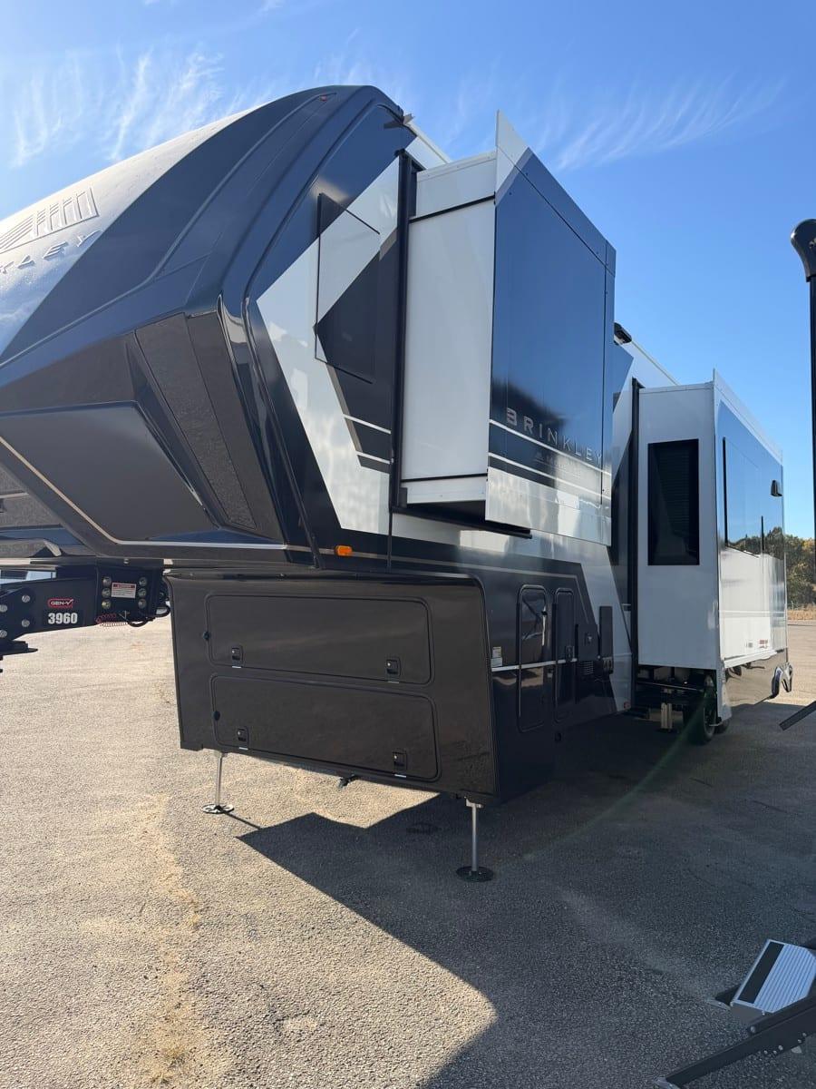 2027 Brinkley RV 2027 Brinkley RV Model Gx - thumbnail 4