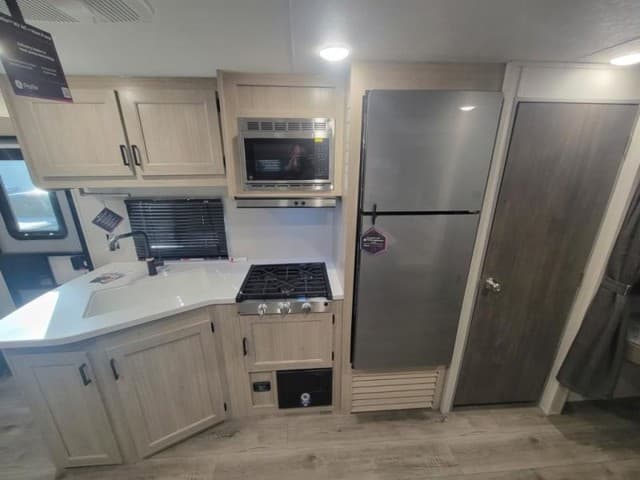 2026 Coachmen 2026 Coachmen Catalina Summit Series 8 - thumbnail 14