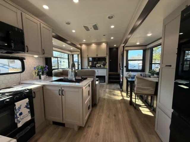 2026 Jayco 2026 Jayco Seismic Toy Hauler - thumbnail 6