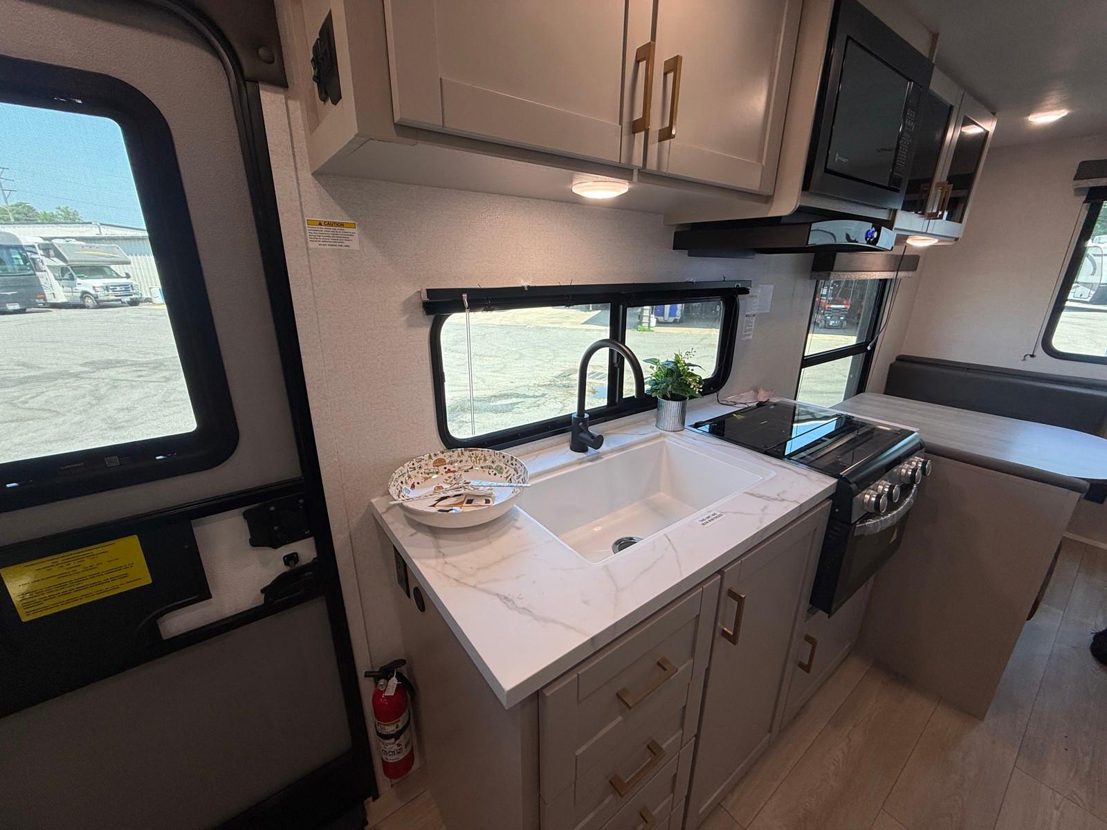 2027 Jayco 2027 Jayco Jay Flight SLX - thumbnail 6