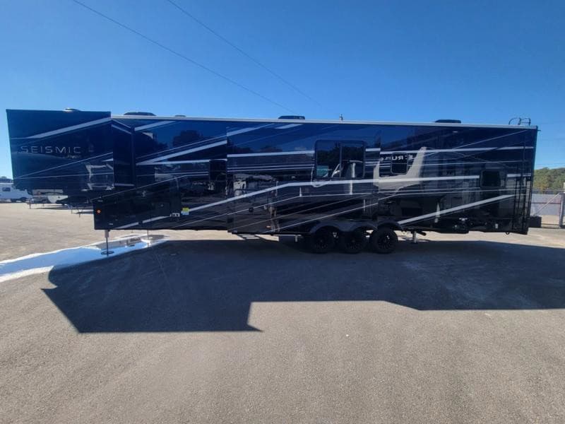 2026 Jayco 2026 Jayco Seismic Toy Hauler - thumbnail 3