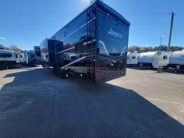 2026 Jayco 2026 Jayco Seismic Toy Hauler - thumbnail 4