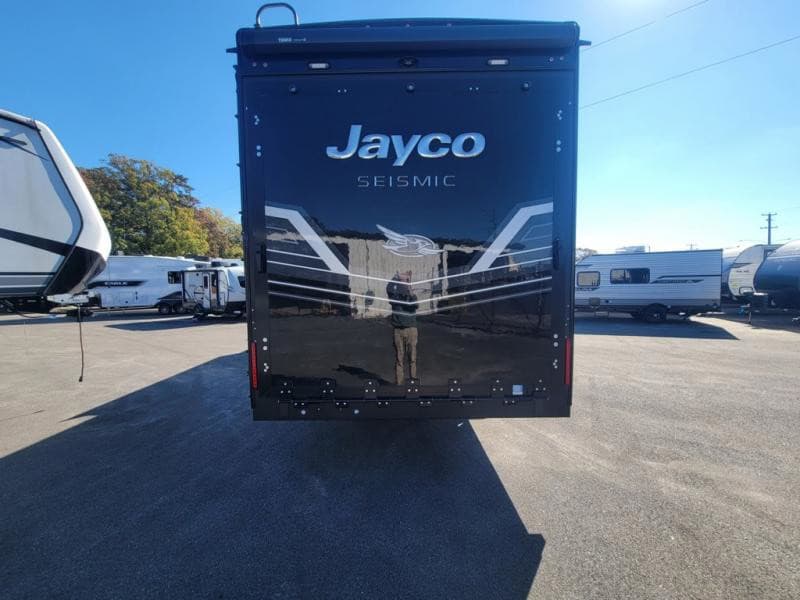 2026 Jayco 2026 Jayco Seismic Toy Hauler - thumbnail 5